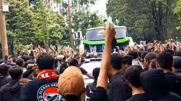 Bikin Malu, Suporter Indonesia Lempari Batu Bus Timnas Thailand Hingga Kaca Pecah!