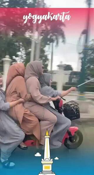 Empat Ukhti Yogya Boncengan Motor Listrik Sambil Selfie, Jangan Sembrono Di Jalan Yu!