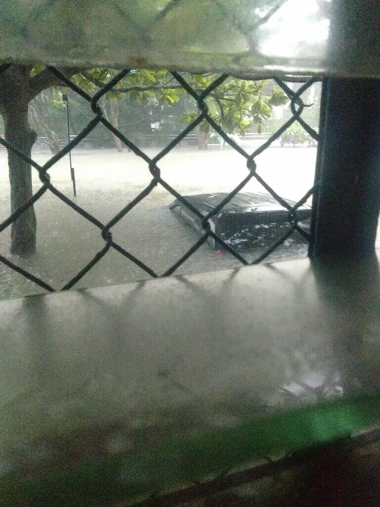 Semarang Dikepung Banjir, Jalanan seperti Sungai