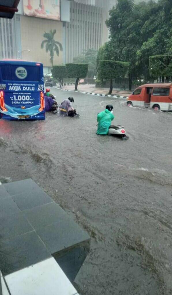 Semarang Dikepung Banjir, Jalanan seperti Sungai