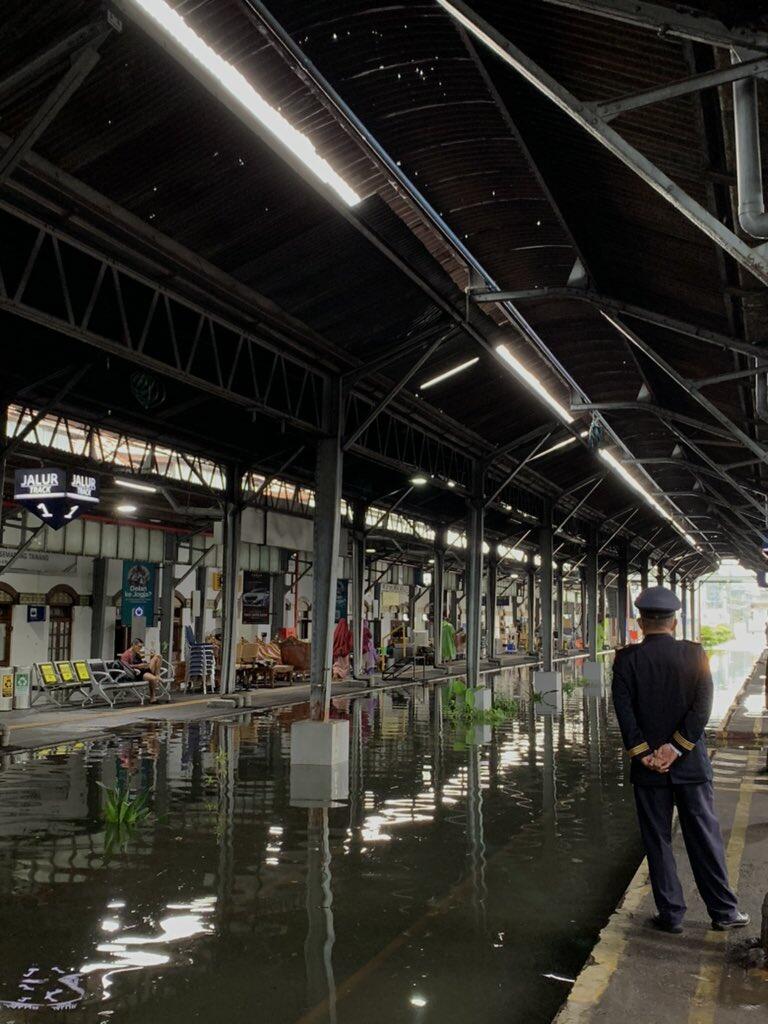 Semarang Dikepung Banjir, Jalanan seperti Sungai