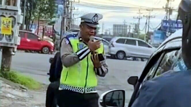 Viral, Cara Unik Oknum Polisi Mengingatkan Pengguna Jalan Saat ETLE Diberlakukan!