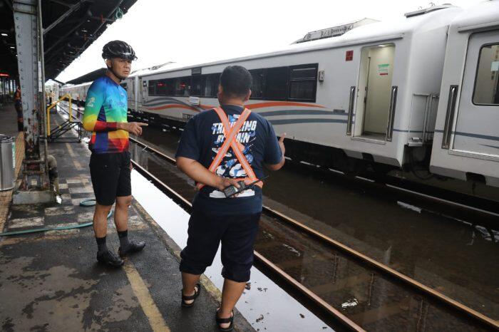 Stasiun Tawang Banjir, Kereta Api Tidak Dioperasikan, Ganjar Minta Penumpang Bersabar