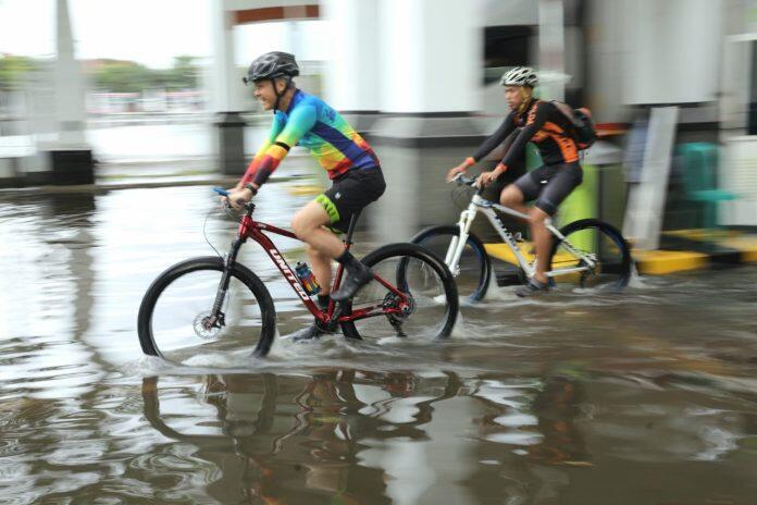 Stasiun Tawang Banjir, Kereta Api Tidak Dioperasikan, Ganjar Minta Penumpang Bersabar