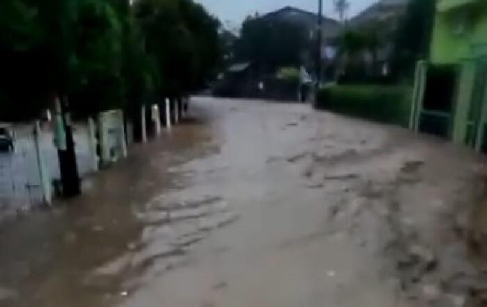 Depan MTS NU Ungaran Diterjang Banjir, Kendaraan Tak Bisa Lewat