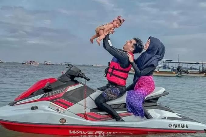 Ajak Anaknya Naik Jetski Di Laut, Ria Ricis Dapat Kritik Dari Warganet! Baru 5 Bulan!