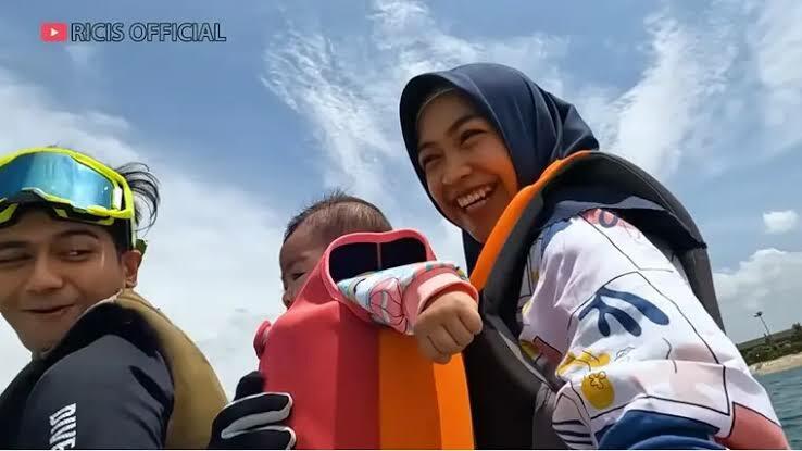 Ajak Anaknya Naik Jetski Di Laut, Ria Ricis Dapat Kritik Dari Warganet! Baru 5 Bulan!