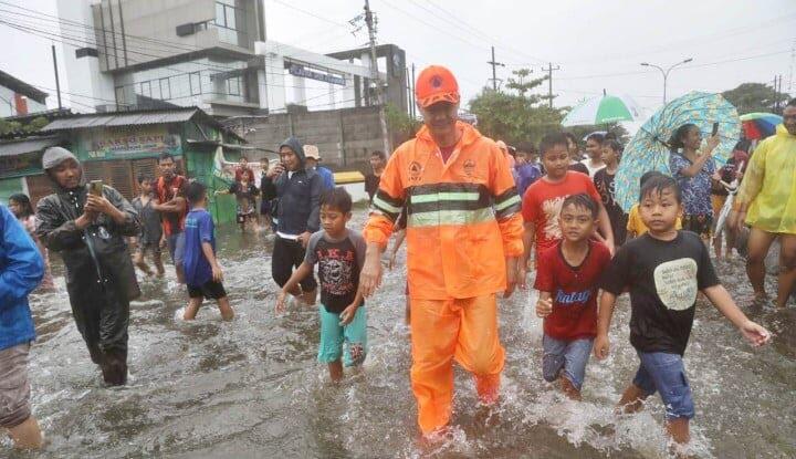 Blusukan ke Banjir Semarang, Ganjar Panen Hujatan: 'Ngonten Mulu, Kasihan Wargamu'