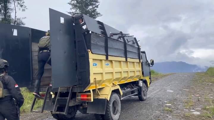 Semakin Kondang, Bumblebee Versi Dump Truck Bantu Patroli Yonif Raider 303 di Papua