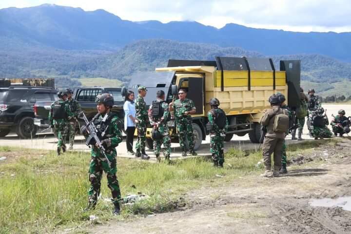 Semakin Kondang, Bumblebee Versi Dump Truck Bantu Patroli Yonif Raider 303 di Papua