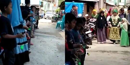 Unik & Menginspirasi, Pengantin Ini Disambut dengan Iringan Permainan Lato Lato