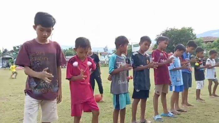 Unik & Menginspirasi, Pengantin Ini Disambut dengan Iringan Permainan Lato Lato