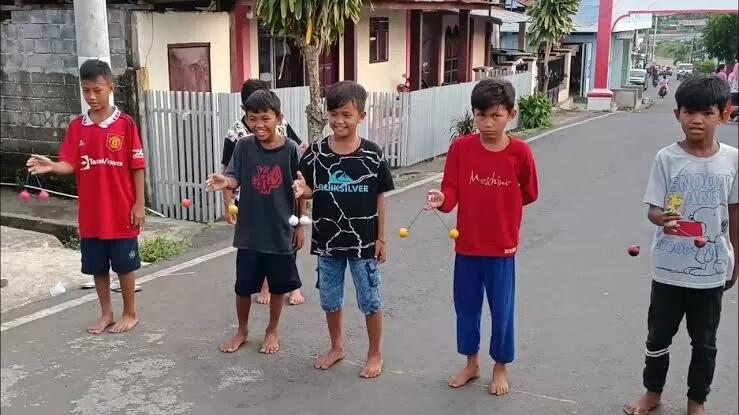 Unik & Menginspirasi, Pengantin Ini Disambut dengan Iringan Permainan Lato Lato