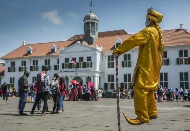 Seharian Mejeng Menghibur Wisatawan, Segini Penghasilan Para Seniman Kota Tua!