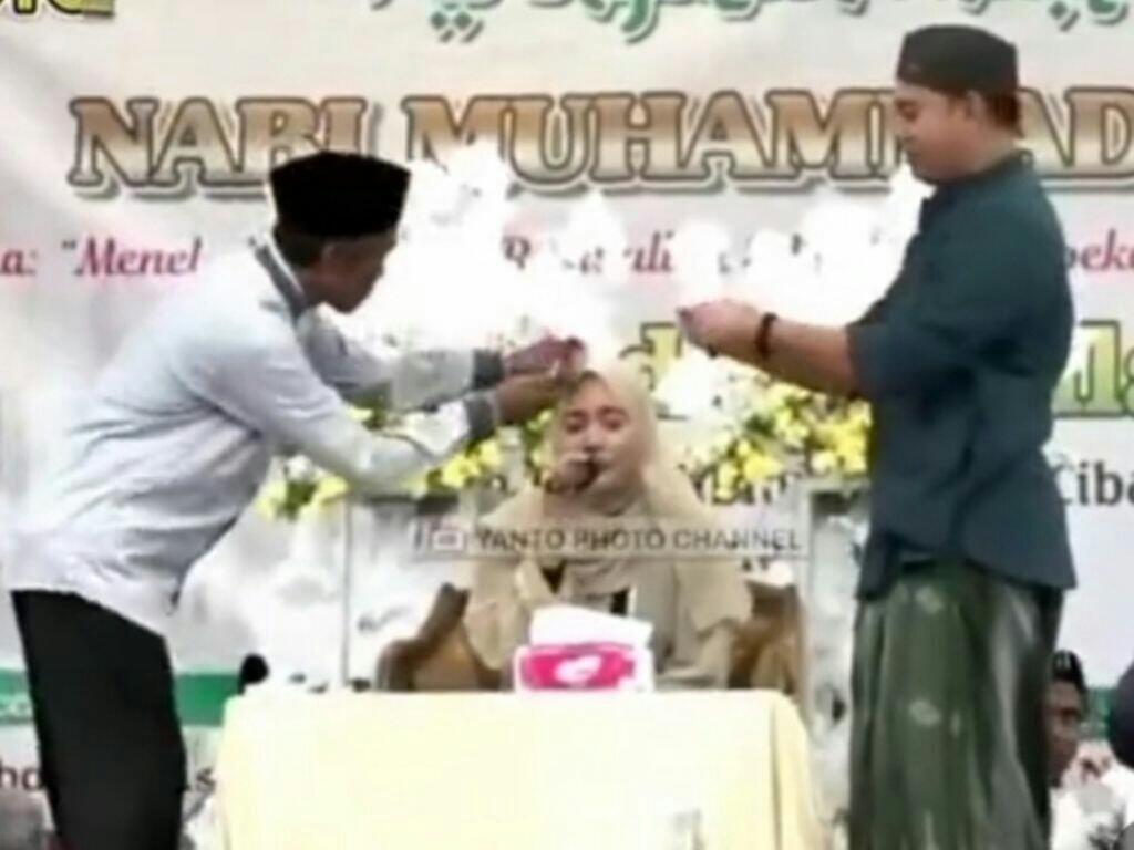 Jum'at Berkah : MUI Mengecam Aksi Menyawer Qariah Nadia Hawasyi Sedang Baca Alquran!