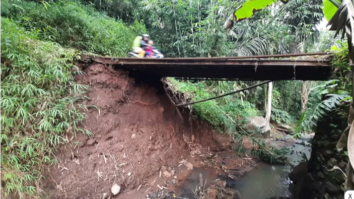 Diduga Akibat Proyek Kereta Cepat, Jembatan di Cikalongwetan KBB Hampir Ambruk