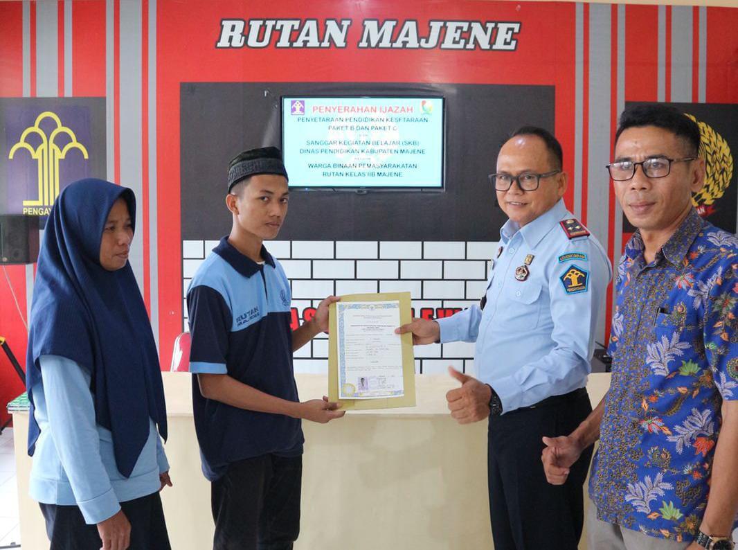 Penyerahan Ijazah Penyetaraan Paket, 2 Warga Binaan Berhasil Lulus
