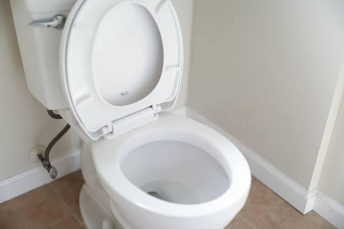 Awas, Jongkok di Toilet Duduk Itu Bahaya dan Bisa Mengakibatkan Cedera Serius
