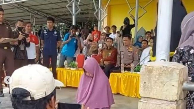 Heboh Video Pelakor di Aceh Mendapatkan Sanksi Hukum Cambuk, Warganet Sebut Efek Jera