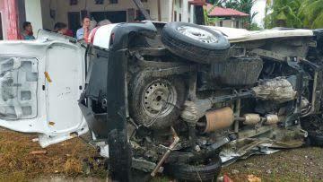 Mobil Pengangkut Uang Terguling, Warga Ramai-ramai Memungut Uang Berserakan!