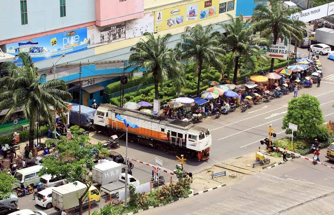 Cuma di Surabaya, Jalur Kereta Melintas di Dalam Mal