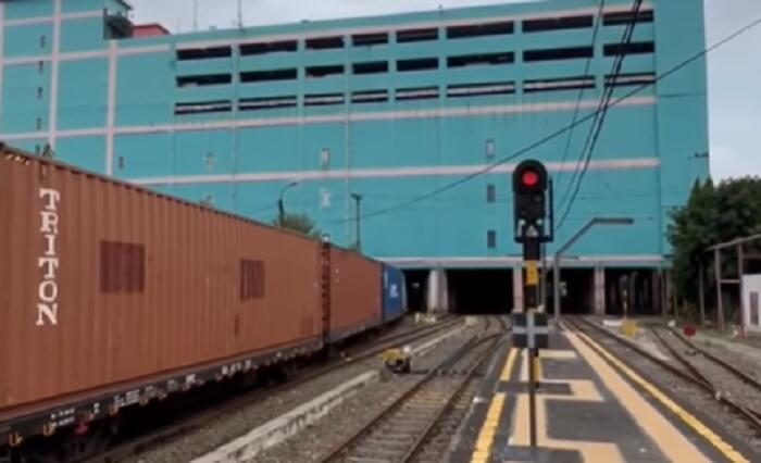 Cuma di Surabaya, Jalur Kereta Melintas di Dalam Mal