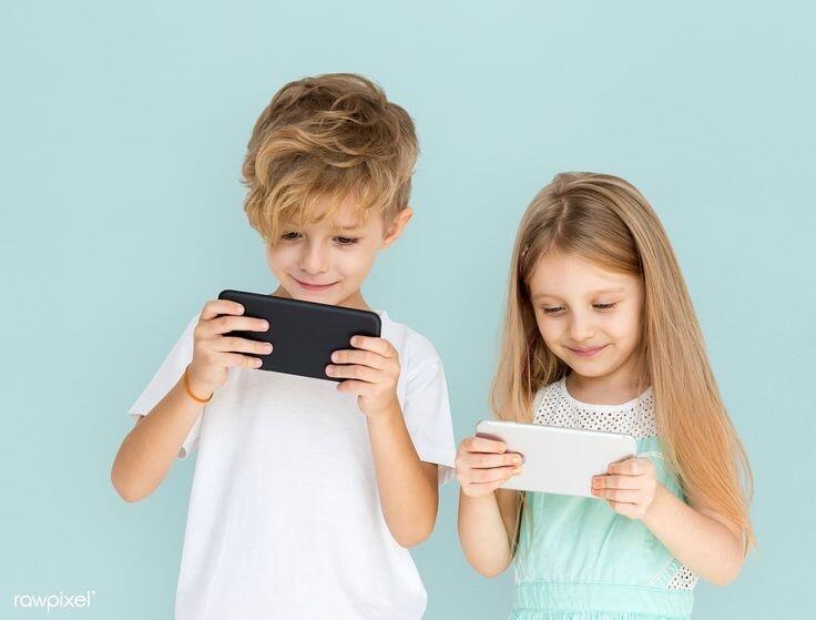 Anak-anak Candu Game Online dengan Menggunakan Handphone
