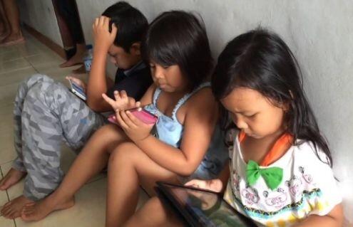 Anak-anak Candu Game Online dengan Menggunakan Handphone
