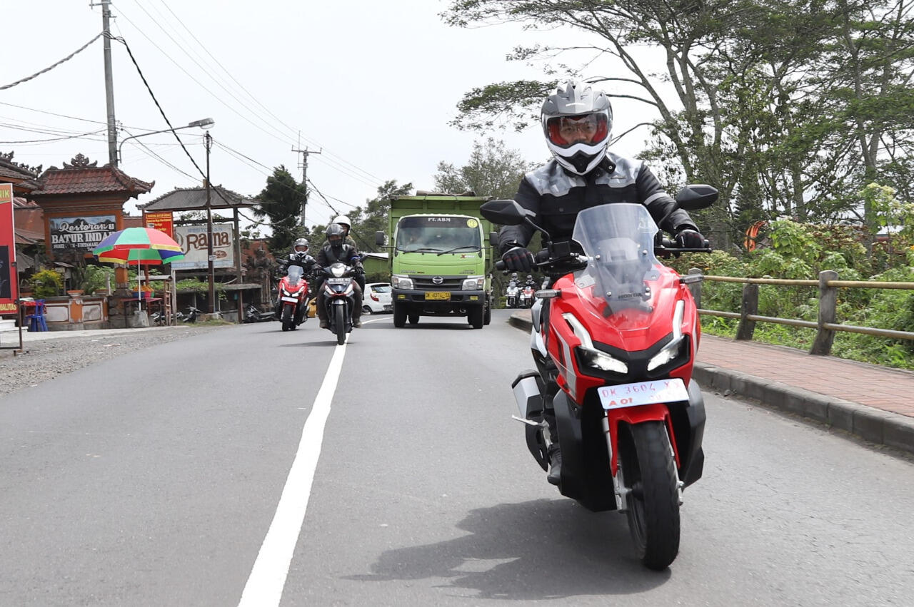 Waspadai Bahaya Blindspot Ketika Berkendara Motor, Tips Berkendara Aman
