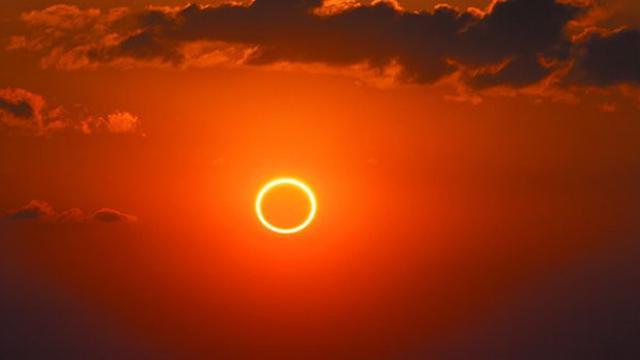 Indahnya Fenomena Gerhana Matahari Cincin yang Langka