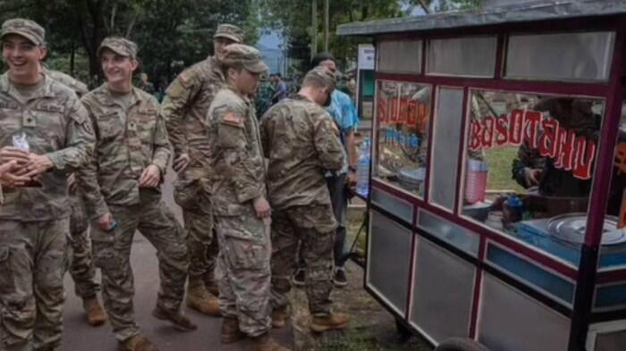 Gokil! Tentara Amerika Jajan Baso Tahu di Bandung