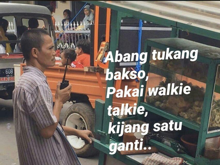 Gokil! Tentara Amerika Jajan Baso Tahu di Bandung