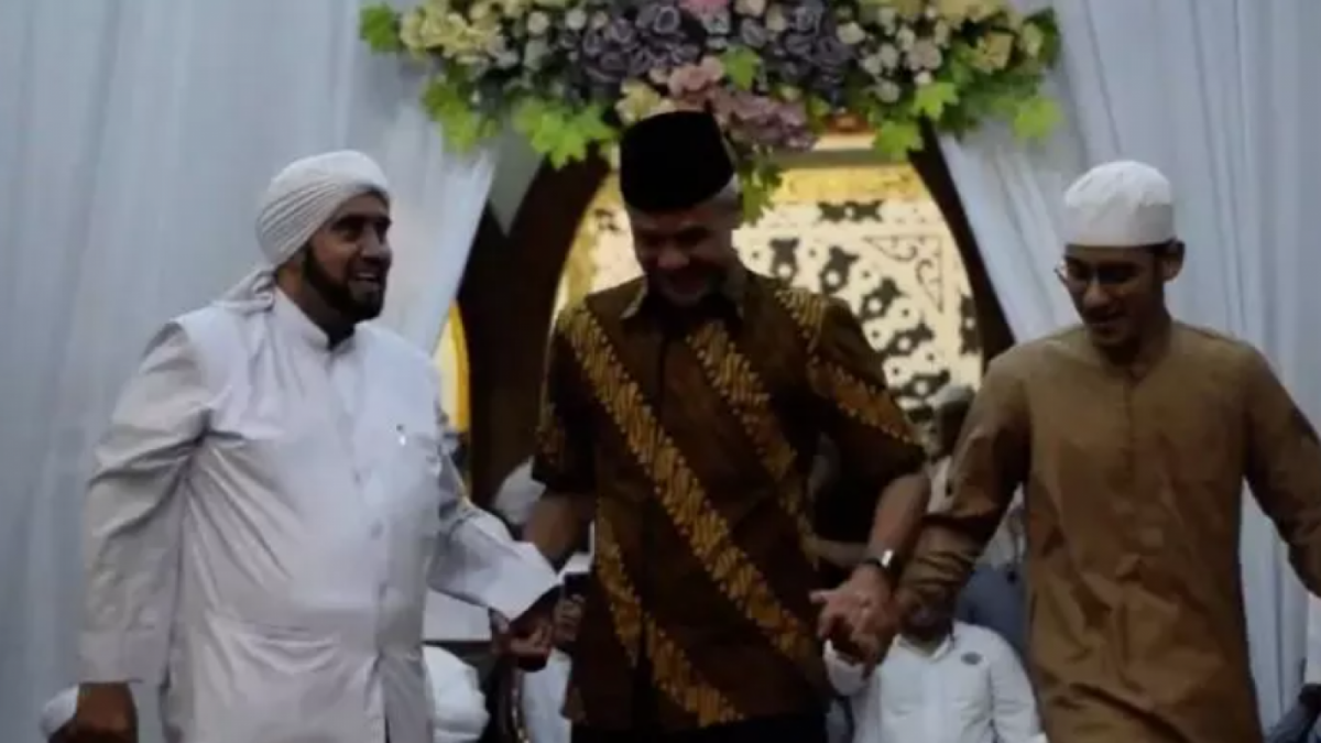 Ganjar Pranowo Menari Tarian Arab Bersama Habib, Reaksinya Disorot