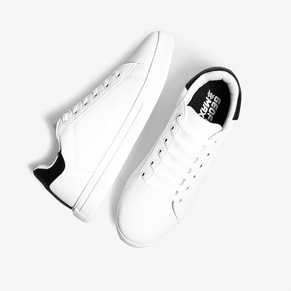 Rekomendasi Sneakers Putih Brand Lokal, Tampil Makin Kece Gan!