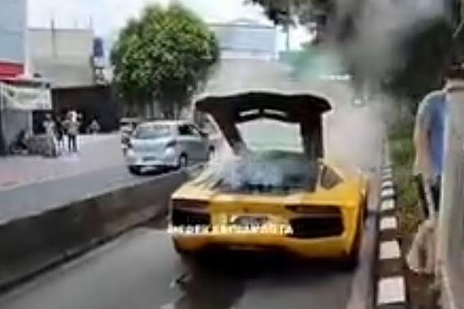 Niat Mau Gaya! Lamborghini Yang Dipakai Mogok Di Jalur Busway, Alamat Kena Tilang