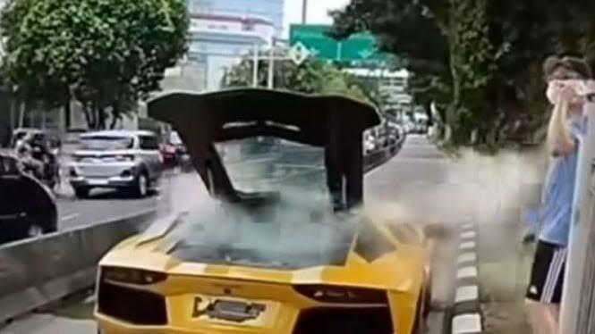 Niat Mau Gaya! Lamborghini Yang Dipakai Mogok Di Jalur Busway, Alamat Kena Tilang