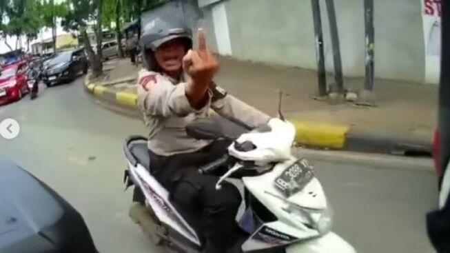 Viral Polisi Acungkan Jari Tengah ke Relawan Pengawal Ambulans: Bantuin Kagak Maki