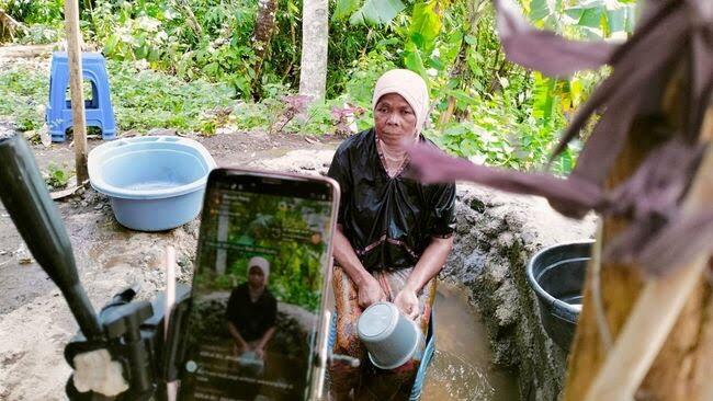 Demi Konten, Seorang Nenek Mandi Lumpur Demi Uang, Ini Buruknya Diteruskan 