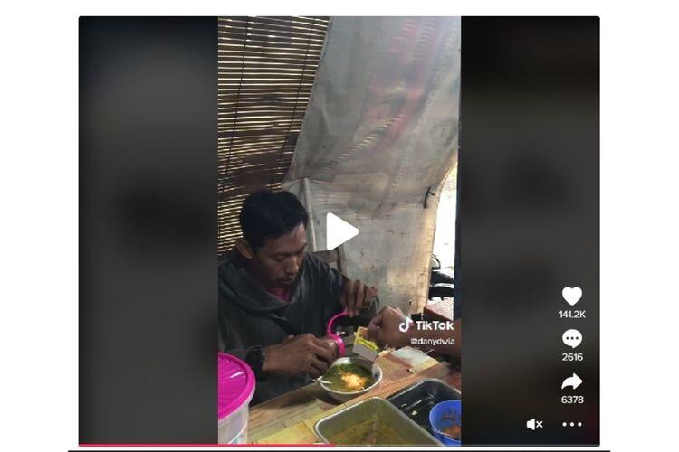 Menu Soto Campur Minuman Saset Jeruk di Angkringan West, Rasanya Bagaimana?