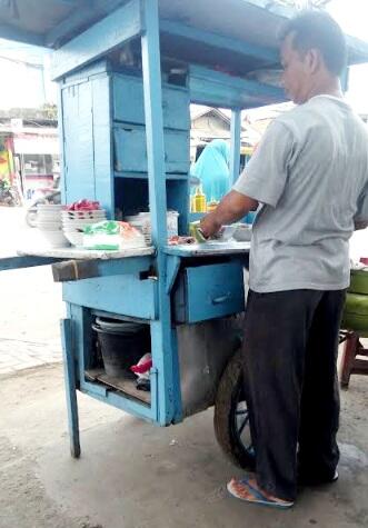 Ini Alasan Kenapa Penjual Makanan Gerobak Laris Terus Tapi Tidak Berani Sewa Tempat