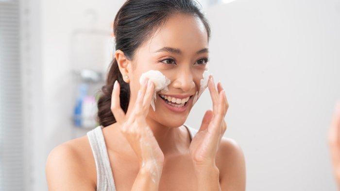 5 Rekomendasi Eksfoliator Scrub yang Ampuh Hempas Kulit Mati