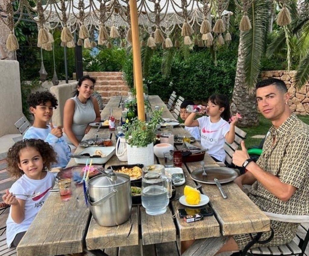 Wow..!! Cristiano Ronaldo Cari Chef Pribadi Tawarkan Gaji 84 Juta Sebulan..!!