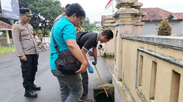 Ngeri! Bocah SD Tewas Terseret Arus Selokan Hingga Tersangkut Di Gorong-gorong!