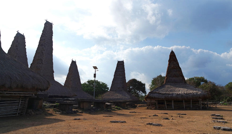 Desa Adat Ratenggaro, Destinasi Wisata Adat dan Sejarah di Pulau Sumba.