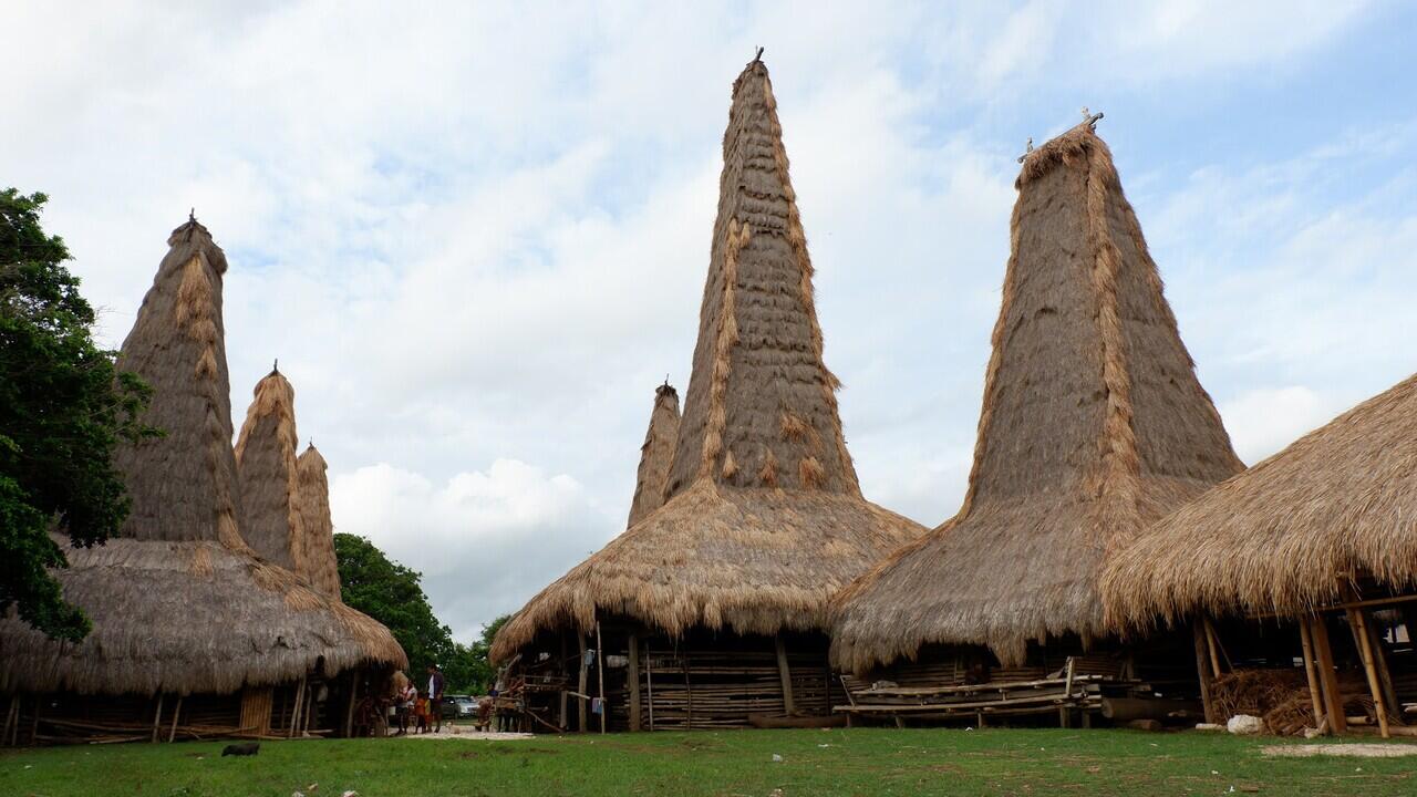 Desa Adat Ratenggaro, Destinasi Wisata Adat dan Sejarah di Pulau Sumba.