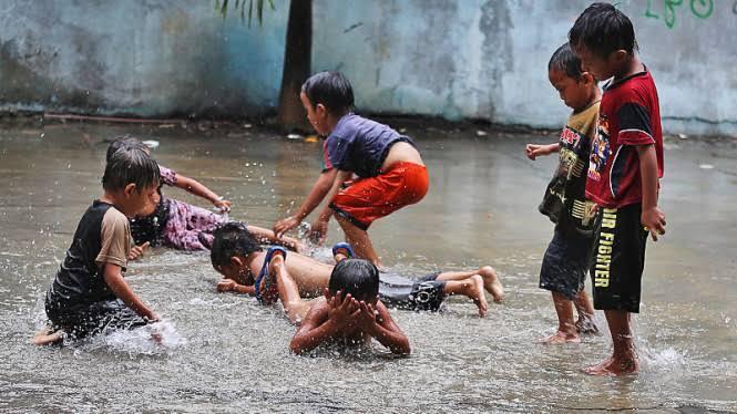 Orang Tua Wajib Waspada, Awasi Anak-anak Saat Main di Luar Rumah Pada Musim Hujan