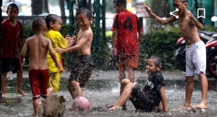 Orang Tua Wajib Waspada, Awasi Anak-anak Saat Main di Luar Rumah Pada Musim Hujan