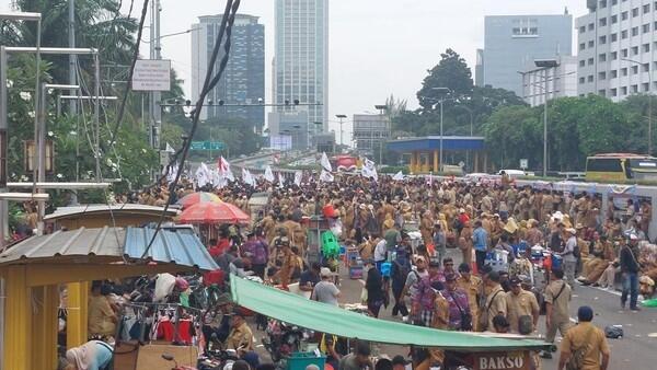 Cerita Pedagang Bakso Spesialis Saat Demo

