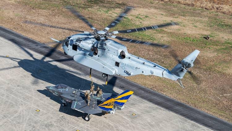 Helikopter CH-53K King Stallion Sukses Mengangkat F-35C