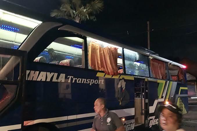 Bus Arema Dilempari Batu Hingga Pecah, Dua Pemain Terluka!